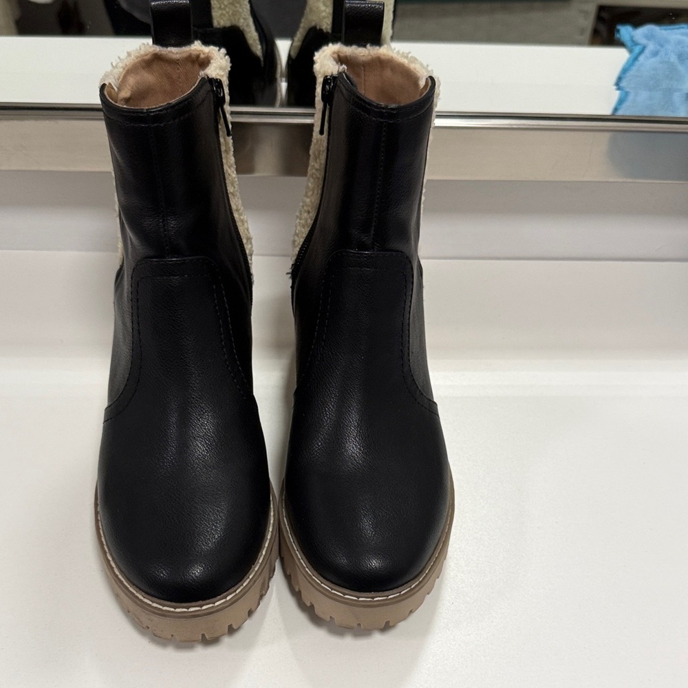 Dolce vida Shearling Chelsea Boots with Tan Lug Sole. Size 7.5. Worn only once.